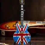 Axe Heaven Mini guitarra Epiphone «Union Jack Sheraton» Casino a escala 1:4 – Bandera del Reino Unido Noel Gallagher