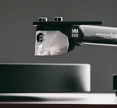 Pro-Ject-Audio-Systems_-_Pick-it-MM-EVO_-_Lifestyle2_-_Audio_Elite_Colombia